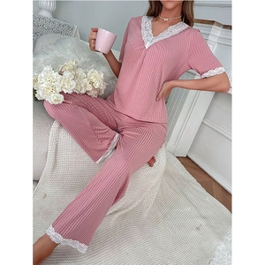 Pyjama deux pièces rose pour femmes avec haut à col en V et bordure en dentelle blanche
