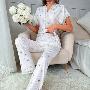 Dettaglio del pigiama floreale da donna con bordo in pizzo delicato sullo scollo a V