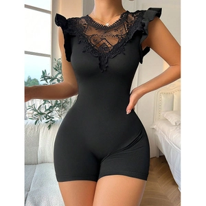 Détail de la combinaison noire à col V avec broderie en dentelle et manches à volants