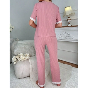 Ensemble de pyjama rose pour femme avec dentelle blanche et haut à manches courtes