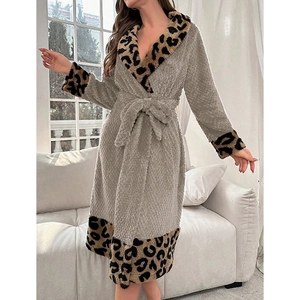 Damen Bademantel aus grauem Fleece mit modischem Leopardenmuster an Revers und Manschetten