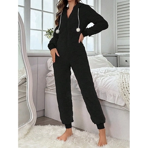Combinaison pyjama noire à capuche pour femme en polaire gaufrée avec pompons blancs