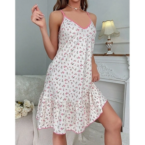 Camicia da notte floreale bianca con bordi rosa e orlo a volant da donna