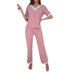 Pyjama deux pièces rose pour femme avec col en V et dentelle blanche aux poignets et bas