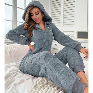 Détail du pyjama à capuche bleu gris en peluche avec motif à damier gaufré et fermeture éclair