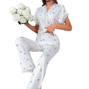 Set pigiama in raso con scollo a V, bordo in pizzo e stampa floreale di ciliegie chic