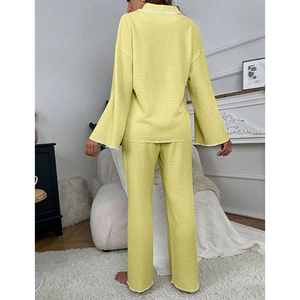 Vue arrière d'un pyjama jaune à texture gaufrée avec manches longues et passepoil blanc