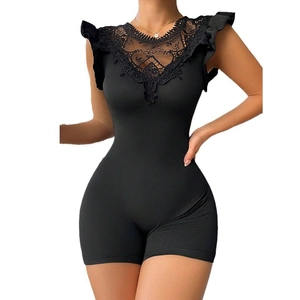 Combishort noir col en V avec dentelle et manches volantées pour tenue d'intérieur