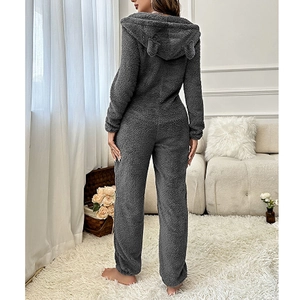 Détail du pyjama combinaison gris foncé à capuche avec oreilles d'animaux et texture peluche