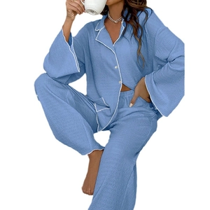 Ensemble de détente bleu ciel pour femme avec haut boutonné et tissu texturé