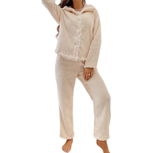 Pyjama douillet en peluche beige avec col de poupée et détails en dentelle pour l'hiver
