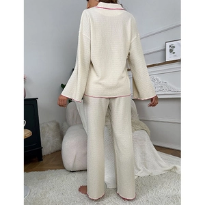 Détail de l'ensemble loungewear en maille blanc cassé avec liseré rose contrasté au dos
