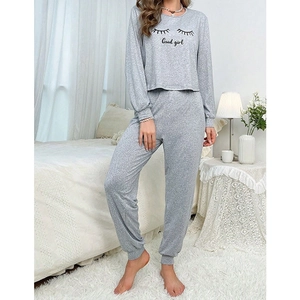 Graues zweiteiliges Schlafanzug-Set mit 'Good girl' Aufdruck und langer Hose im Schlafzimmer