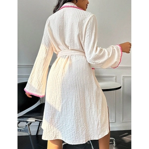 Peignoir crème chic avec bordure au crochet rose et tissu texturé doux pour femmes