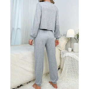 Zweiteiliges Damen-Loungewear-Set in Grau mit Langarm-Crop-Top und Jogginghose
