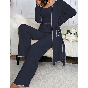 Ensemble détente bleu marine à passepoil blanc, pantalon large et cardigan assorti