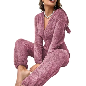 Combinaison pyjama rose en peluche à capuche avec oreilles et col en V zippé