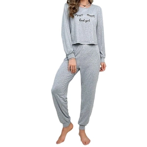 Damen-Loungewear-Set in Hellgrau mit Good Girl Print, Langarmshirt und Jogginghose