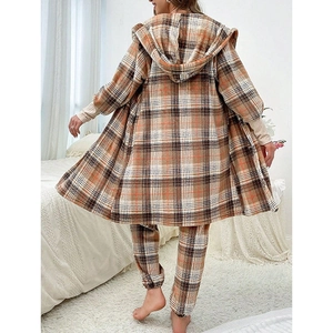 Ensemble de détente femme avec veste à capuche à carreaux et pantalon d'automne