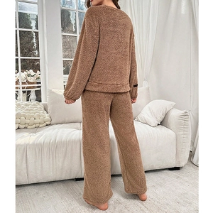 Pyjama femme en peluche marron chaud avec haut à manches longues et pantalon large pour l'hiver