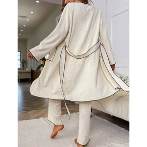 Ensemble d'intérieur beige trois pièces avec cardigan et pantalon à bordure noire