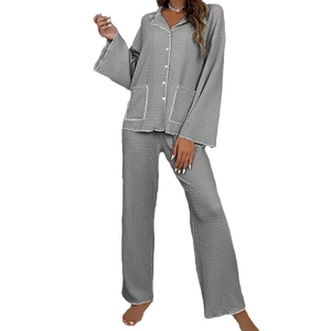 Pyjama gris deux pièces pour femme avec manches longues, pantalon et liserés blancs chic