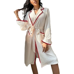Peignoir blanc gaufré pour femmes avec bordures festonnées rouges et ceinture nouée