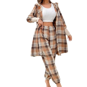 Ensemble 3 pièces femme avec cardigan à carreaux orange, débardeur et pantalon décontracté