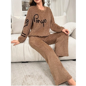 Ensemble pyjama deux pièces en polaire teddy avec haut à manches longues et pantalon marron