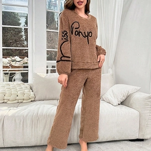 Détail du pyjama en polaire marron avec l'inscription miss Ponyo brodée sur la poitrine
