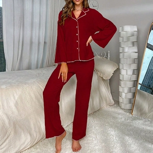 Détail de l'ensemble de pyjama bordeaux avec passepoil blanc contrasté sur les manches