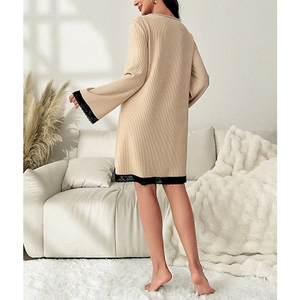 Robe de nuit beige à col en V avec dentelle noire, vue arrière du vêtement de nuit