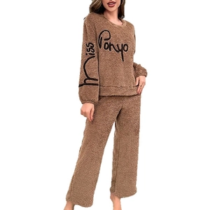Pyjama polaire marron chaud avec haut à manches longues et pantalon large pour femme