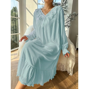 Chemise de nuit bleu clair à manches longues avec col en V et volants pour femmes en coton