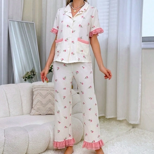 Ensemble de pyjama fleuri pour femme avec haut à revers et pantalon à volants