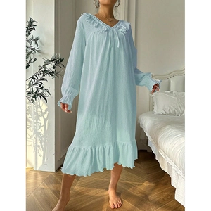 Détail d'une chemise de nuit bleu clair à col en V avec bords volantés et tissu froissé