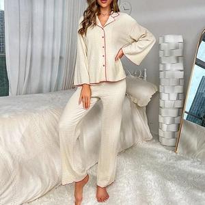 Ensemble pyjama femme crème à manches longues avec bordure rose et chemise boutonnée