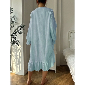 Chemise de nuit bleu clair à manches longues pour femme avec coupe ample et volant