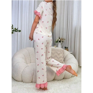 Pyjama floral en maille gaufrée avec manches courtes, bords roses à volants et tulipes