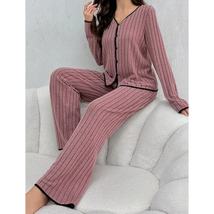 Detailaufnahme von rosa geripptem Pyjama-Set mit Paspelierung und Knöpfen