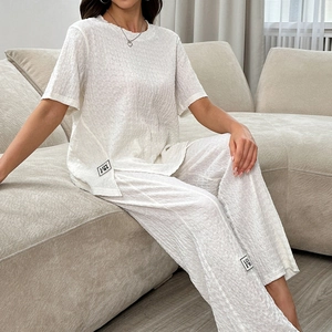 Vue détaillée de l'ensemble loungewear blanc texturé avec étiquette décorative LOV E'RS