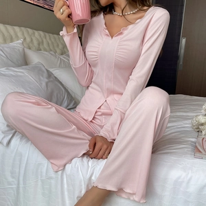 Ensemble de détente rose en maille côtelée avec col en V, manches volantées et pantalon