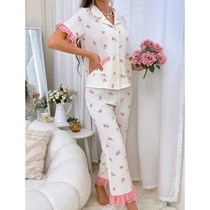 Détail du pyjama à fleurs avec poignets à volants et tissu gaufré texturé doux