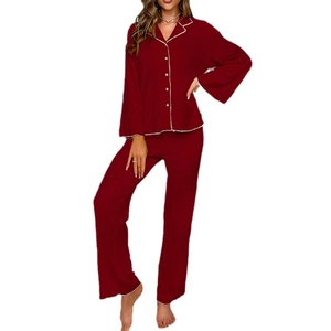Pyjama femme bordeaux à manches longues avec liseré blanc contrasté et boutons devant