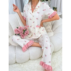 Pyjama pour femme avec imprimé tulipes roses et bordures à volants en mousseline beige