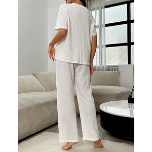 Ensemble pyjama blanc texturé pour femme avec t-shirt col rond et pantalon large fluide