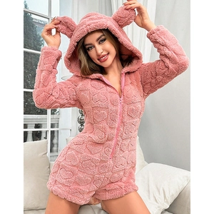 Combinaison en polaire rose à motifs cœurs avec capuche oreilles d'ours