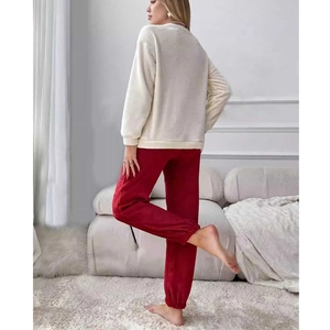 Γυναικείο σετ πιτζάμας fleece με κρεμ μπλούζα και μπορντό παντελόνι για ζεστασιά στο σπίτι