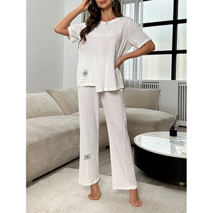 Ensemble détente blanc pour femme avec haut à manches courtes et pantalon large texturé