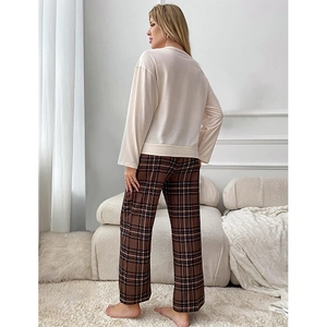 Damen Loungewear-Set mit cremefarbenem Sweatshirt und braun karierter Weitbeinhose